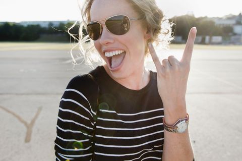 Eine Frau freut sich über ihre schöne Sonnenbrille