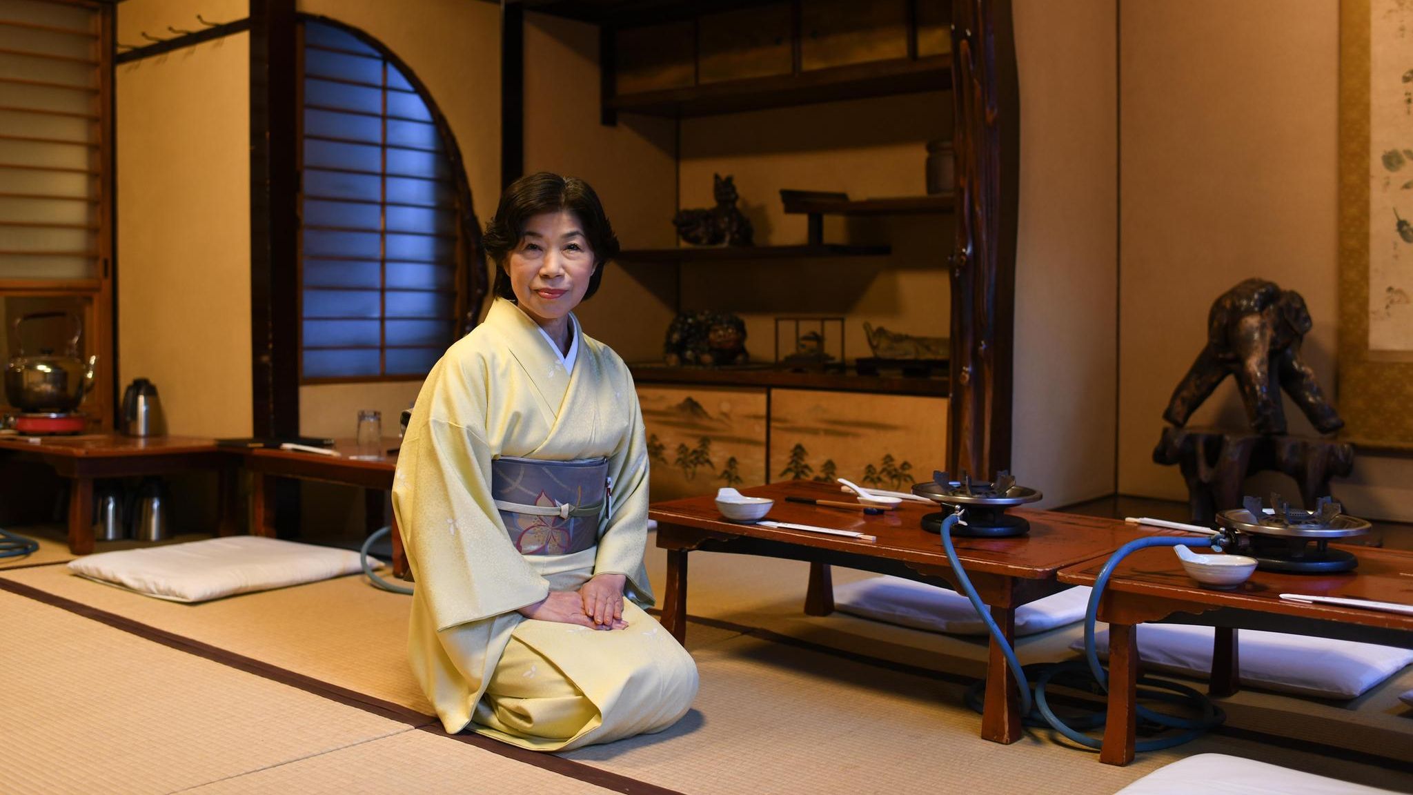 Die Mutter des heutigen Restaurantsbetreibers sitzt im Restaurant Isegen in Tokio