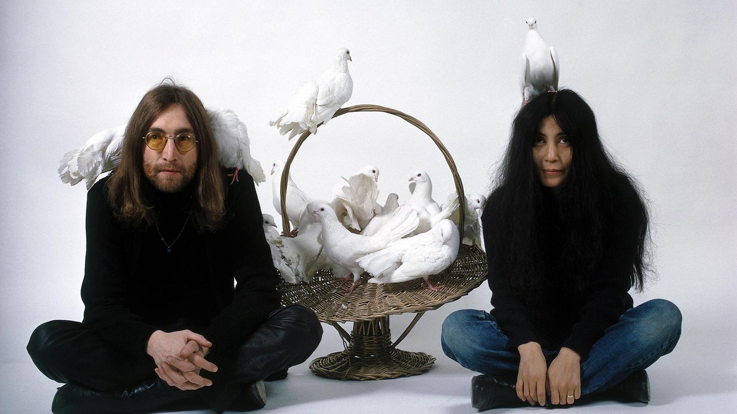 Lennon mit Yoko Ono und Tauben um sie herum