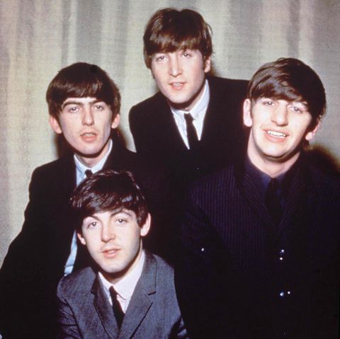 Lennon mit den Beatles in Anzug und Krawatte