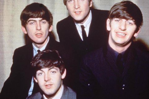 Lennon mit den Beatles in Anzug und Krawatte