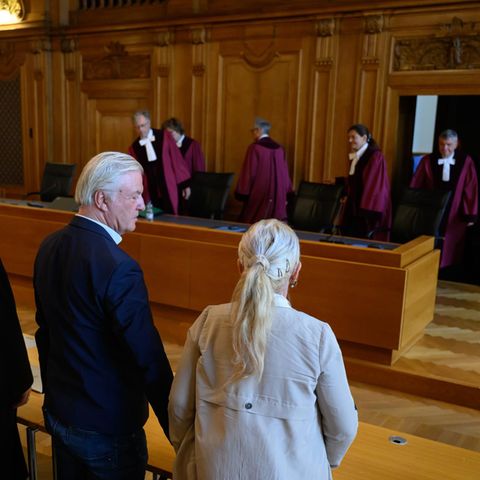 Jürgen Elsässer, Compact-Chefredakteur und seine Ehefrau Stephanie Elsässer, vor dem Bundesverwaltungsgericht in Leipzig
