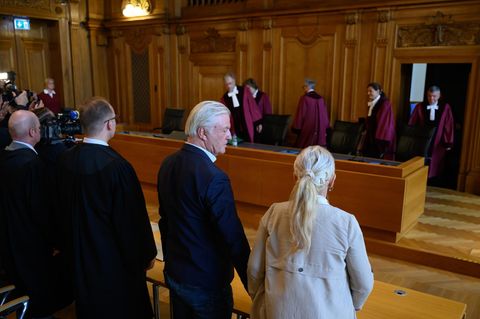 Jürgen Elsässer, Compact-Chefredakteur und seine Ehefrau Stephanie Elsässer, vor dem Bundesverwaltungsgericht in Leipzig