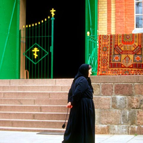 Eine Nonne vor dem Kloster Pühtitsa in Kuremäe, Estland