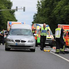 Einsatzkräfte am Unfallort in Hürth