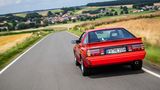 Der Mitsubishi Starion fährt über eine Landstraße