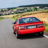 Der Mitsubishi Starion fährt über eine Landstraße