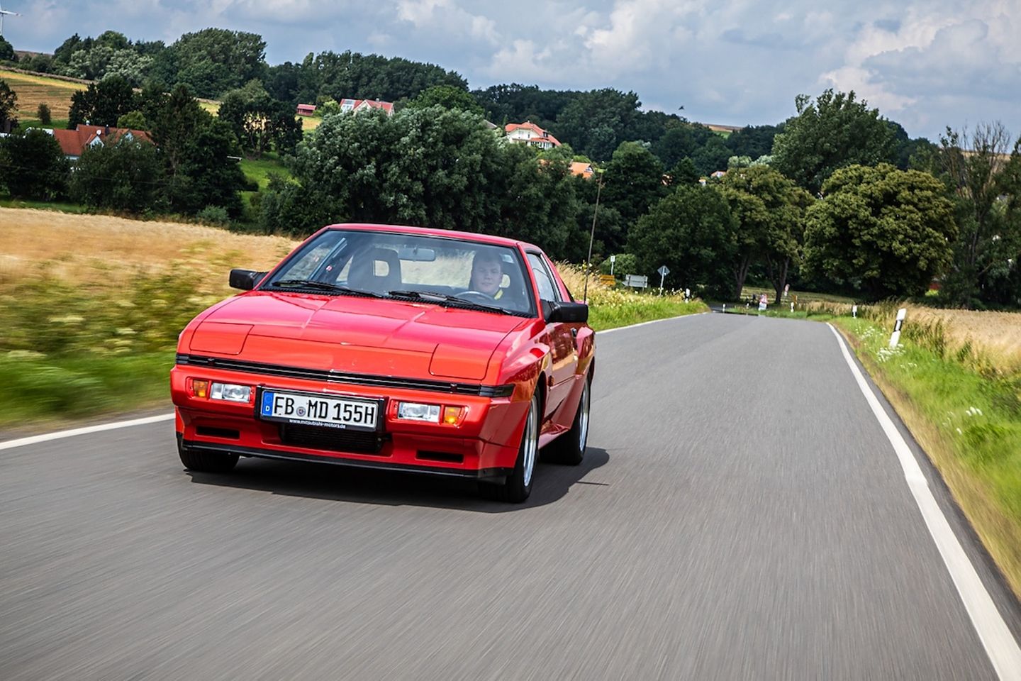 Der Mitsubishi Starion fährt über eine Landstraße Der Mitsubishi Starion fährt über eine Landstraße