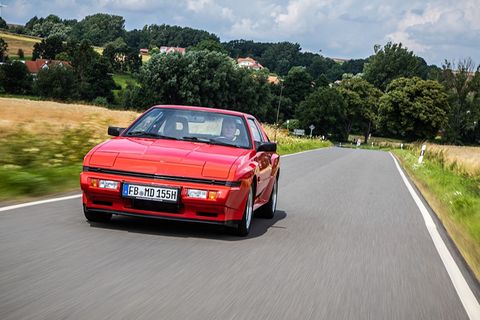 Der Mitsubishi Starion fährt über eine Landstraße