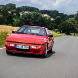 Der Mitsubishi Starion fährt über eine Landstraße