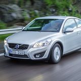 Der Volvo C30 fährt über eine Landstraße