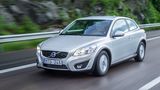 Der Volvo C30 fährt über eine Landstraße