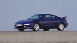 Ein blauer Toyota MR2 steht auf einer Straße