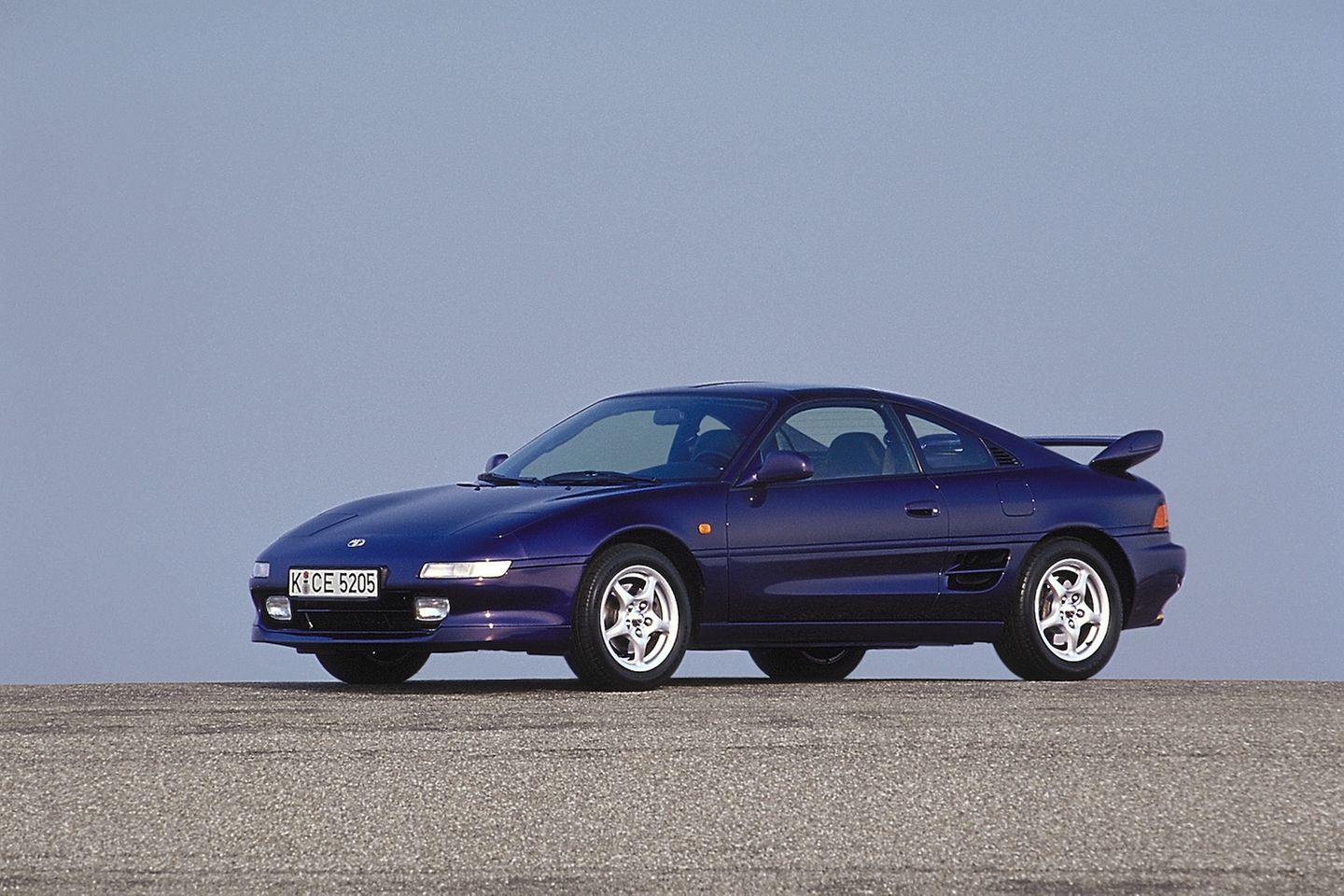 Ein blauer Toyota MR2 steht auf einer Straße Ein blauer Toyota MR2 steht auf einer Straße