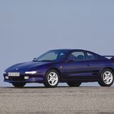 Ein blauer Toyota MR2 steht auf einer Straße