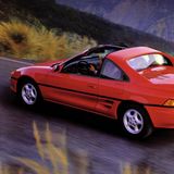 Ein roter Toyota MR2 fährt über eine Landstraße