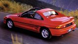 Ein roter Toyota MR2 fährt über eine Landstraße