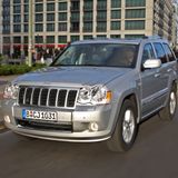 Der Jeep Grand Cherokee fährt auf der Straße einer Großstadt