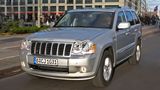 Der Jeep Grand Cherokee fährt auf der Straße einer Großstadt