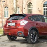 Der Subaru XV steht vor einem herrschaftlichen Haus