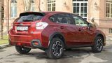 Der Subaru XV steht vor einem herrschaftlichen Haus