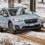 Der Subaru XV fährt über einen verschneiten Waldweg