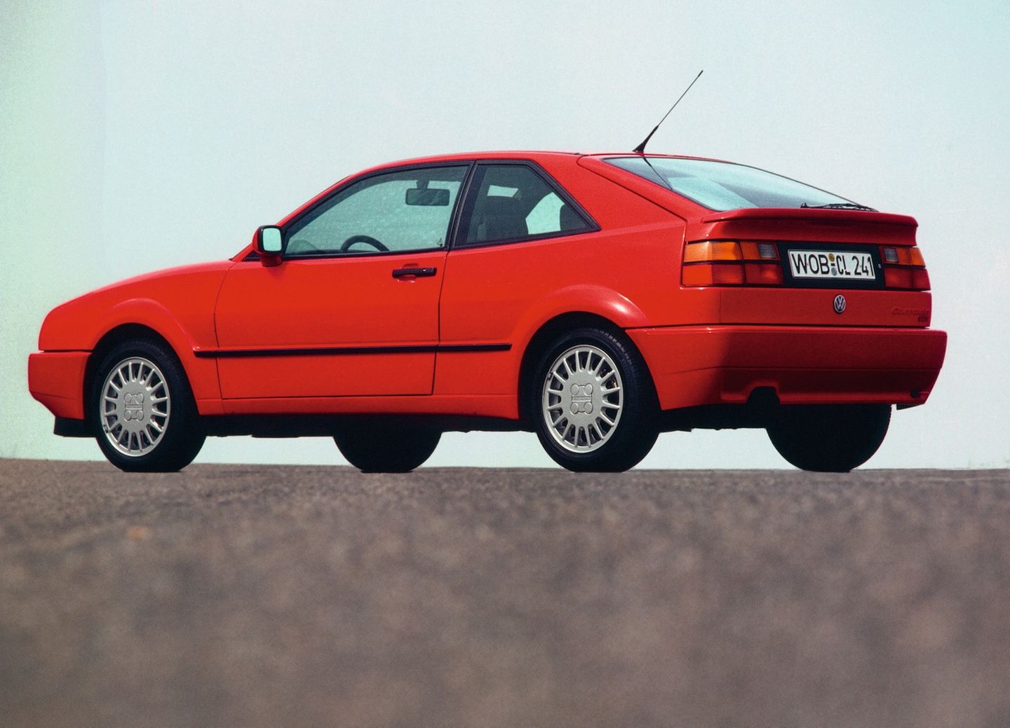Die Heckansicht auf einen roten VW Corrado Die Heckansicht auf einen roten VW Corrado