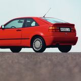 Die Heckansicht auf einen roten VW Corrado