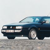 Der VW-Corrado steht auf einer Straße und zeigt seine Frontansicht