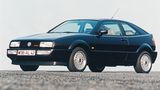 Der VW-Corrado steht auf einer Straße und zeigt seine Frontansicht