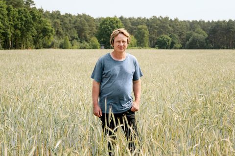 Landwirt Martin Schulz steht auf einem Roggenfeld