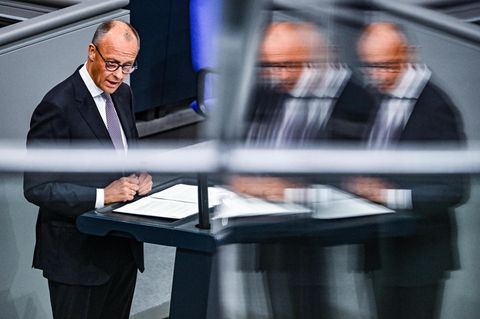 Friedrich Merz steht im Deutschen Bundestag hinter dem Rednerpult