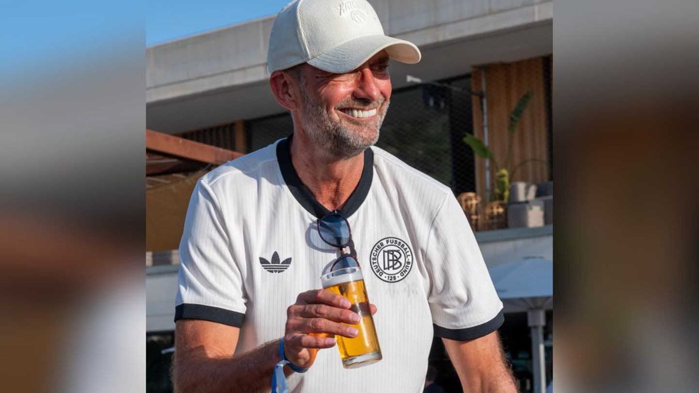 With beer: Jürgen Klopp near tennis tournament in Mallorca