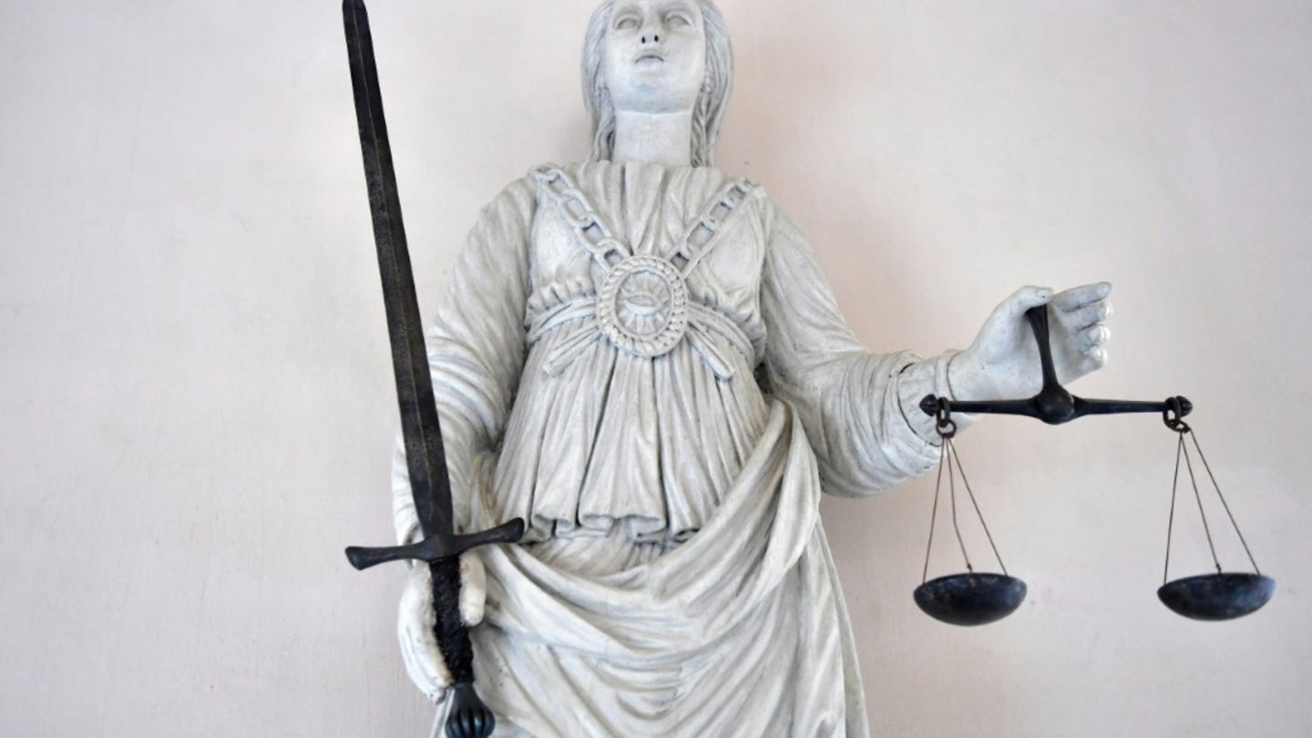 Figur mit Waage und Schwert