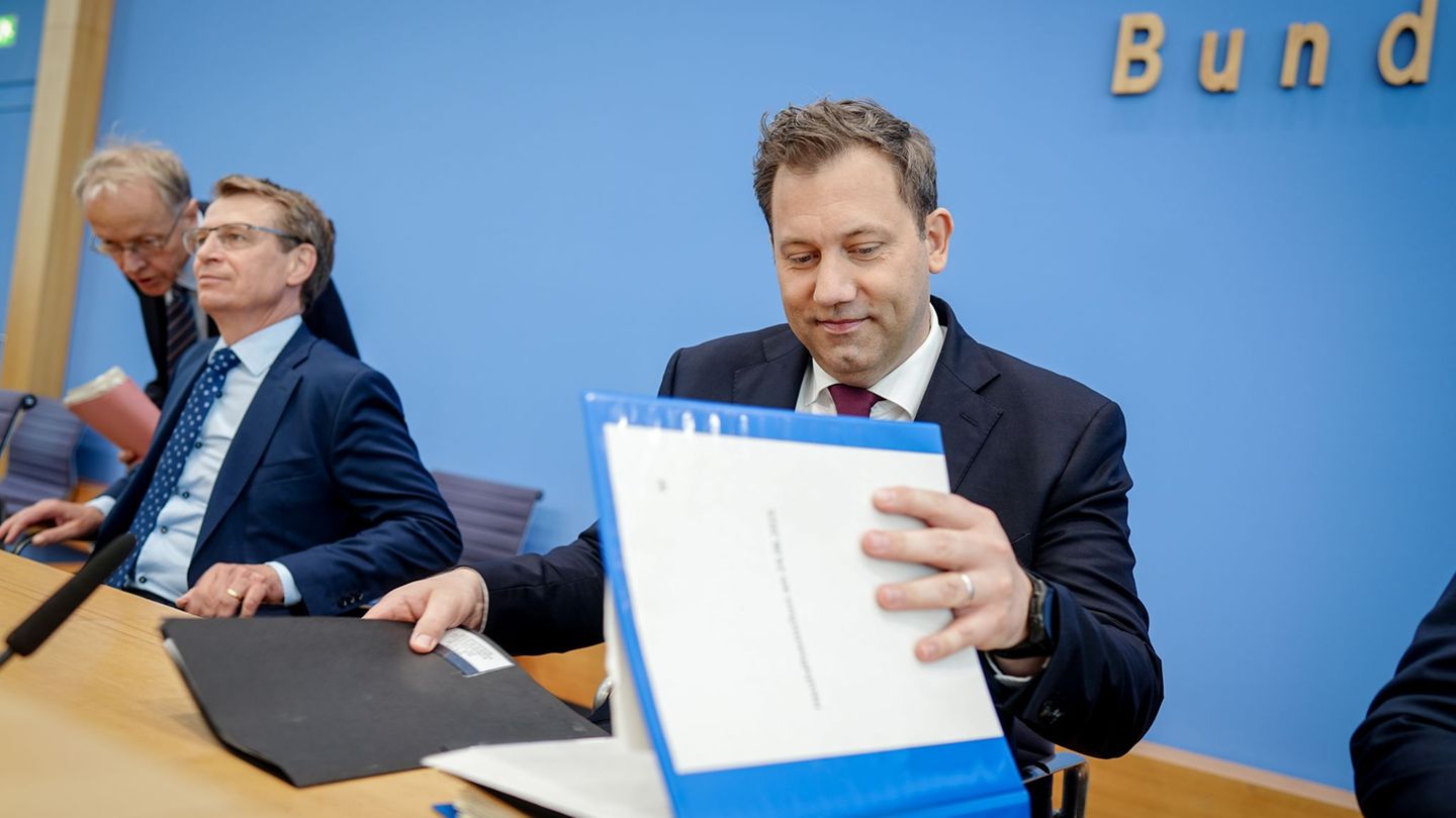 Finances: High debts, lots of money for the military: cabinet approves budget
