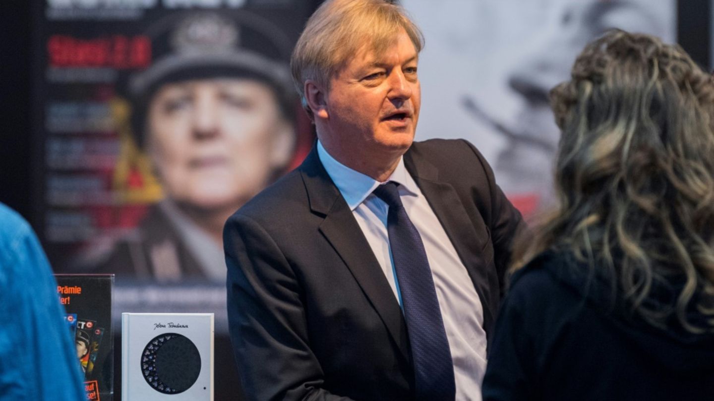Jürgen Elsässer 2018 vor "Compact"-Titeln