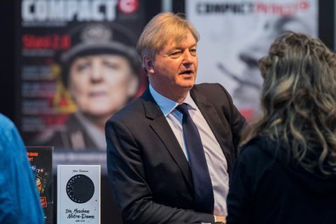 Jürgen Elsässer 2018 vor "Compact"-Titeln