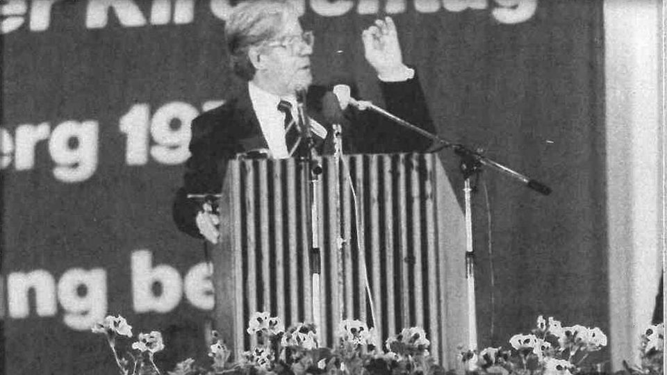 Helmut Schmidt in 1979 at the Kirchentag with Hubertus Heil as a child