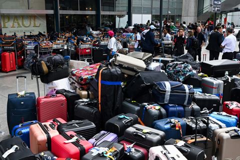 The European Parliament's transport committee adopted a proposal that would allow travellers to bring a personal item into the c