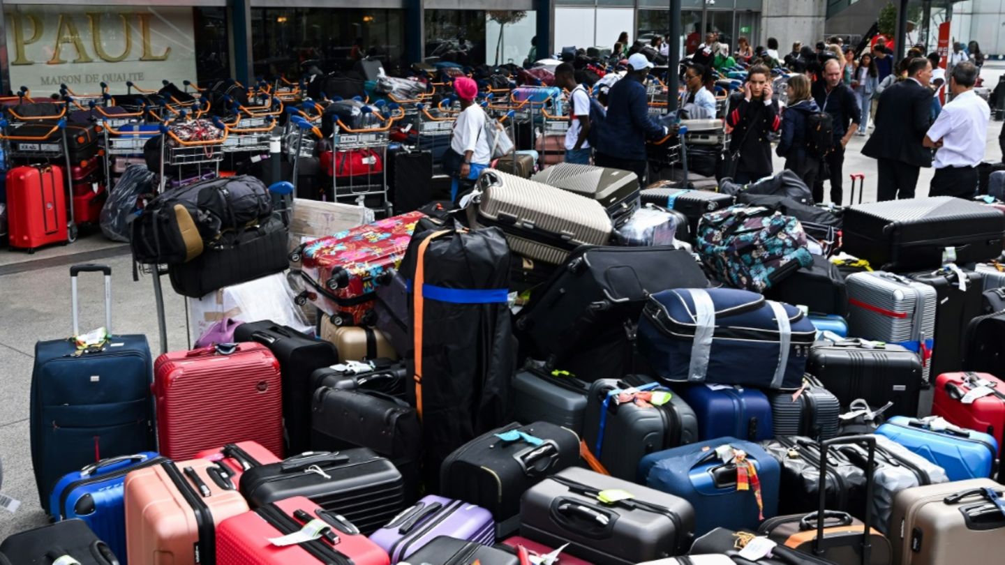 The European Parliament's transport committee adopted a proposal that would allow travellers to bring a personal item into the c