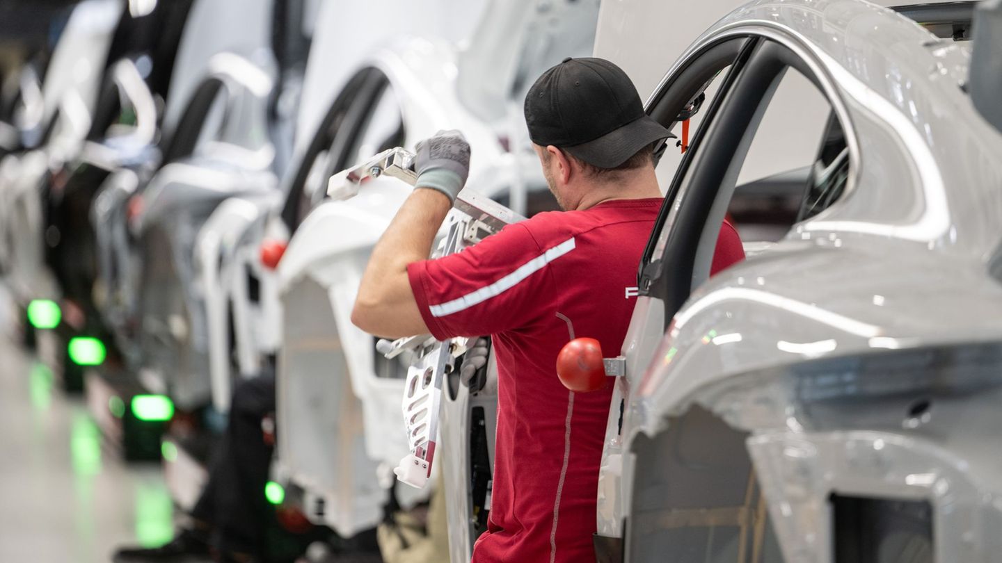 Open software platform: Auto companies want to counter tech giant with software