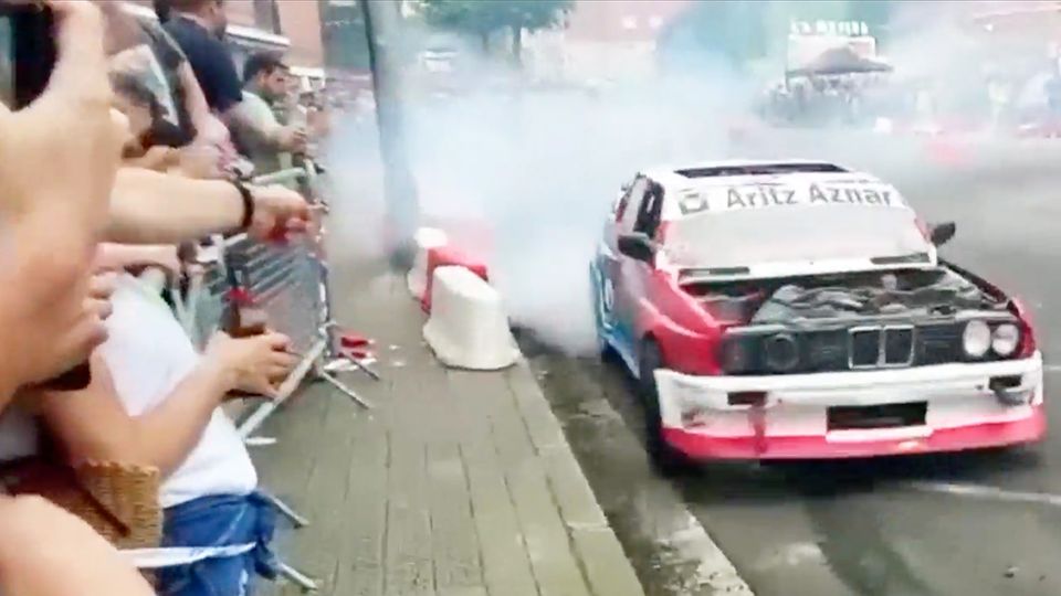 Stunt-Auto rast unkontrolliert in Menschenmenge – neun Zuschauer verletzt Stunt-Auto rast unkontrolliert in Menschenmenge – neun Zuschauer verletzt