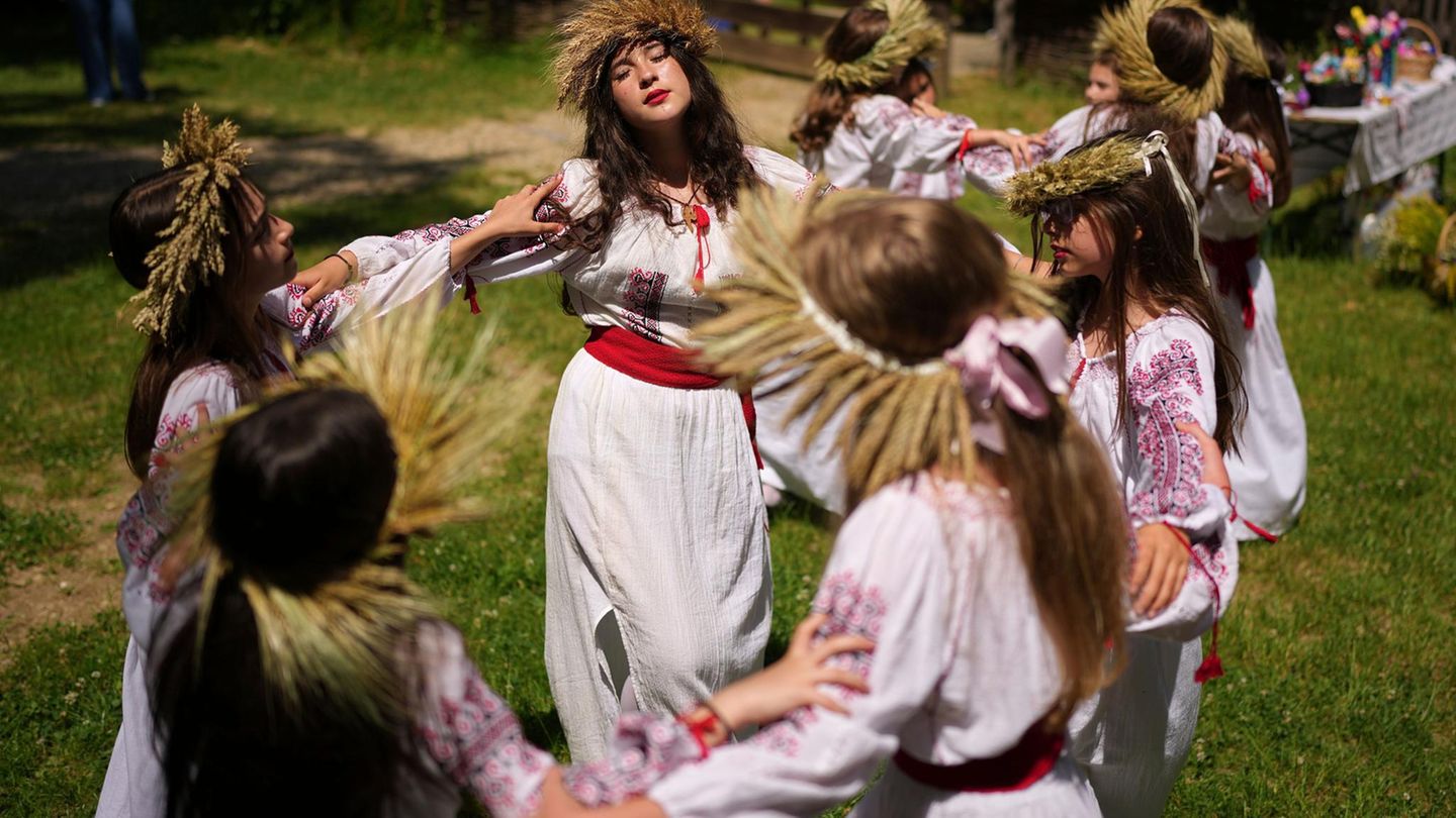 24. Juni: Feen-Fete Bukarest, Rumänien. Mädchen mit Blumenkränzen tanzen während einer Veranstaltung, die von vorchristlichen Traditionen inspiriert ist. Dabei kommen Feen, auf Rumänisch "Sanziene" genannt, um die Sommersonnenwende herum auf die Erde und bringen dem Land und den Lebewesen Fruchtbarkeit