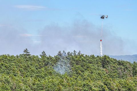 Mit einem Hubschrauber soll der Brand in der Region Wendelstein auch aus der Luft gelöscht werden