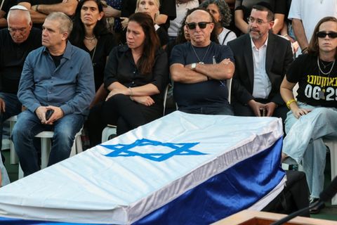 Die Beerdigung der israelischen Geisel Jonathan Samerano