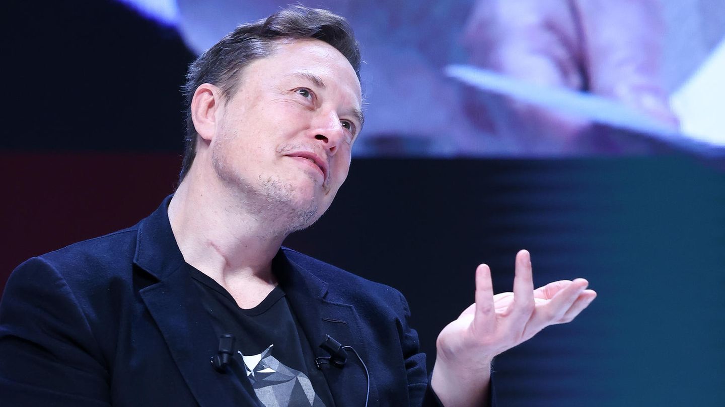 Elon Musk ist bei einer Messe auf der Bühne