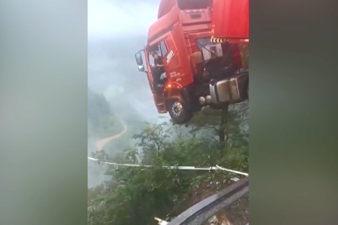 Brücke eingestürzt: LKW-Fahrer hängt 100 Meter über dem Abgrund