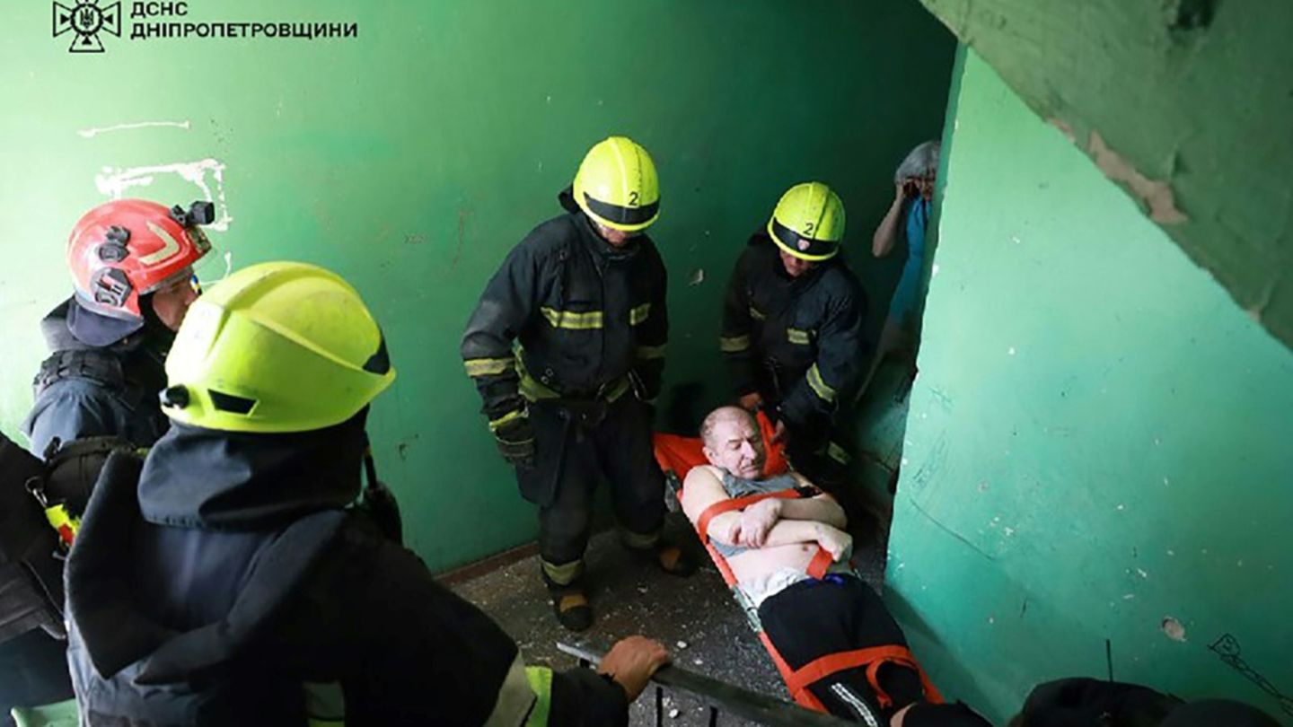 Rettungskräfte in Dnipro nach russischen Angriffen