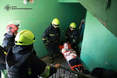 Rettungskräfte in Dnipro nach russischen Angriffen