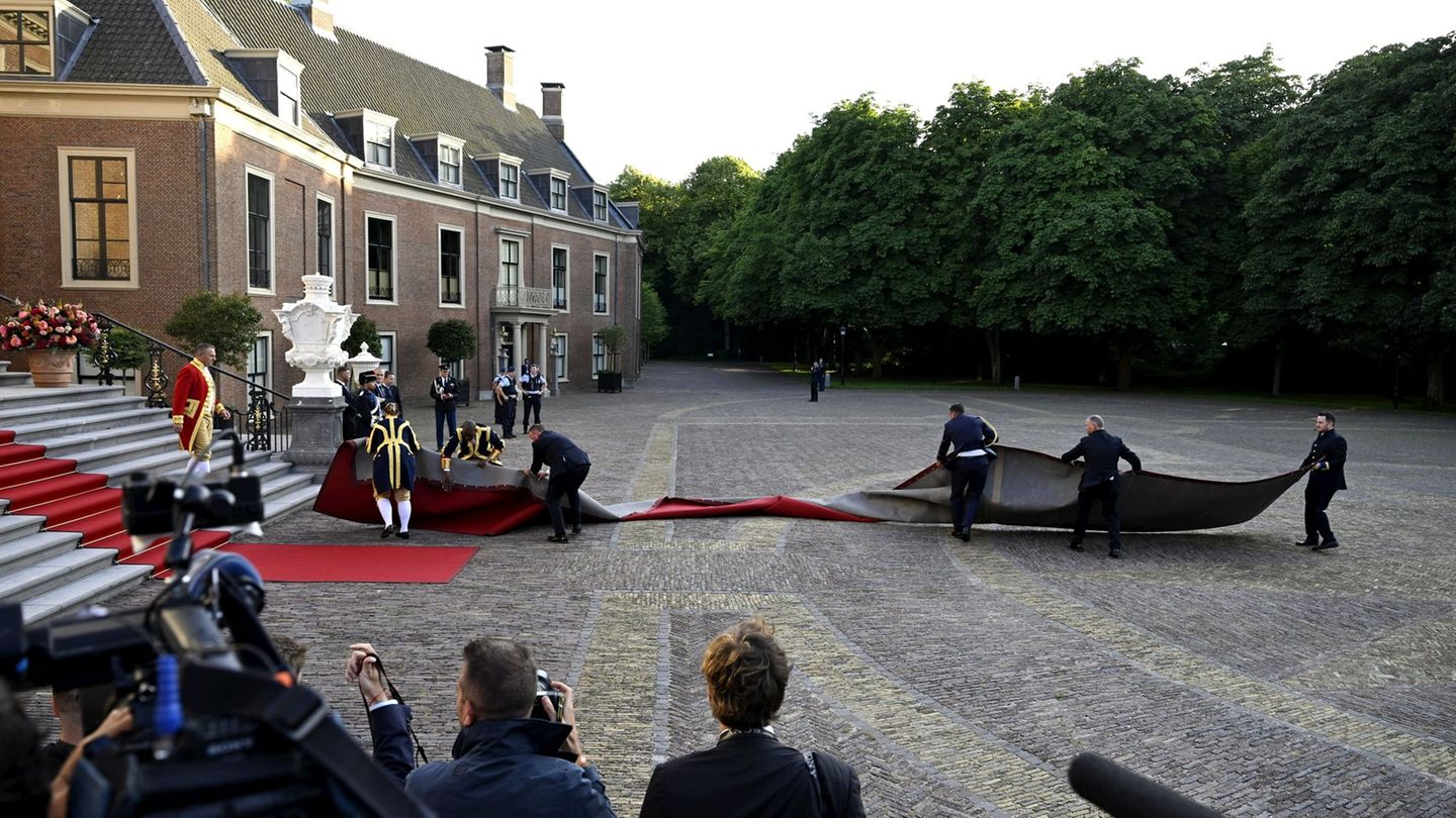 Netherlands: Red carpet at the NATO summit from the wind